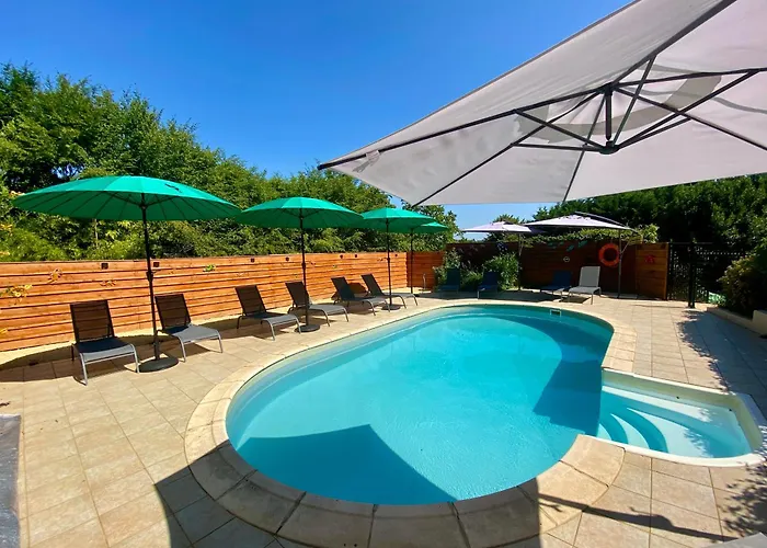 Domaine Ô Clair de Lune - Chambres d'Hôtes et Gîtes à Sarlat - Accès Cité Médiévale 5 minutes à pied - Parking - SPA&Massages en option - Piscine de saison