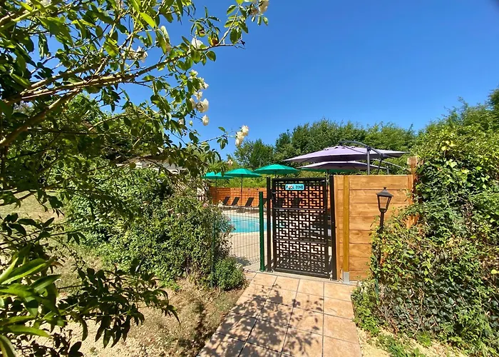 Domaine Ô Clair de Lune - Chambres d'Hôtes et Gîtes à Sarlat - Accès Cité Médiévale 5 minutes à pied - Parking - SPA&Massages en option - Piscine de saison